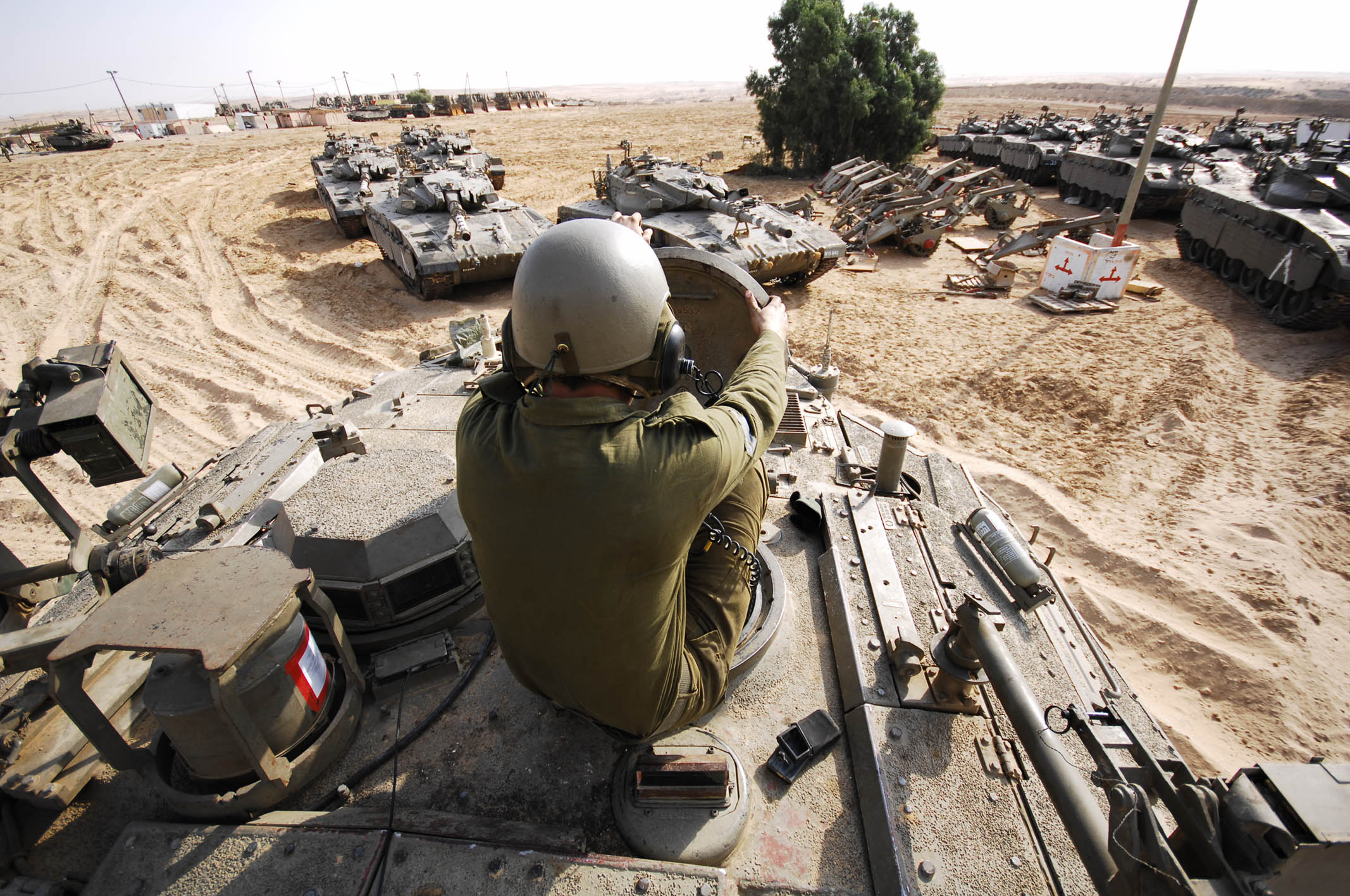 israil-askerleri-tank.jpg